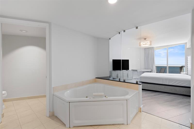 Image 24 of 53 For 18911 Collins Ave  3003