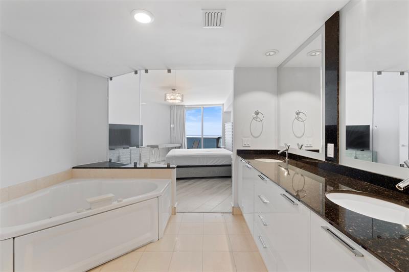Image 25 of 53 For 18911 Collins Ave  3003