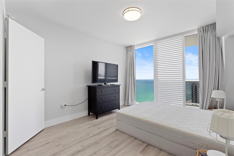 Image 34 of 53 For 18911 Collins Ave  3003