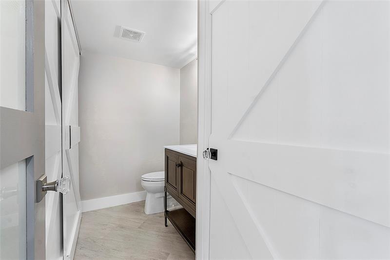 Image 17 of 34 For 825 Center St  4 A