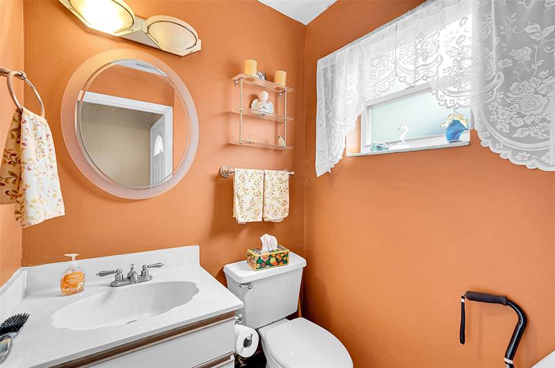 Image 8 of 17 For 809 Crystal Lake Dr  809