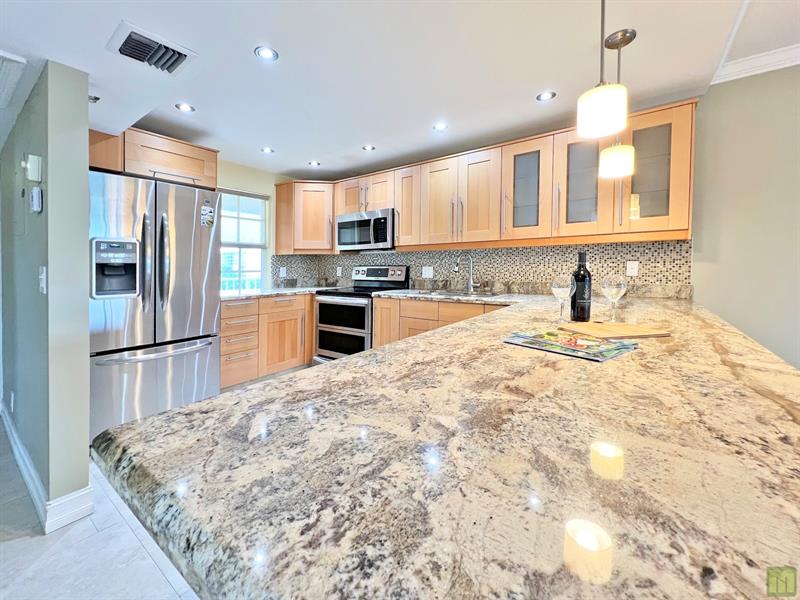 Image 15 of 66 For 3510 Oaks Way  601