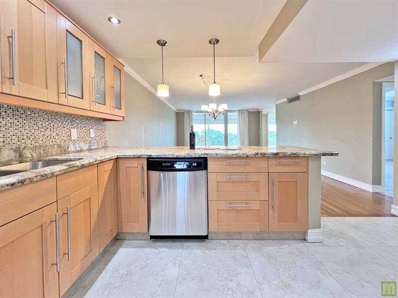 Image 16 of 66 For 3510 Oaks Way  601