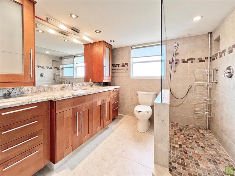 Image 39 of 66 For 3510 Oaks Way  601