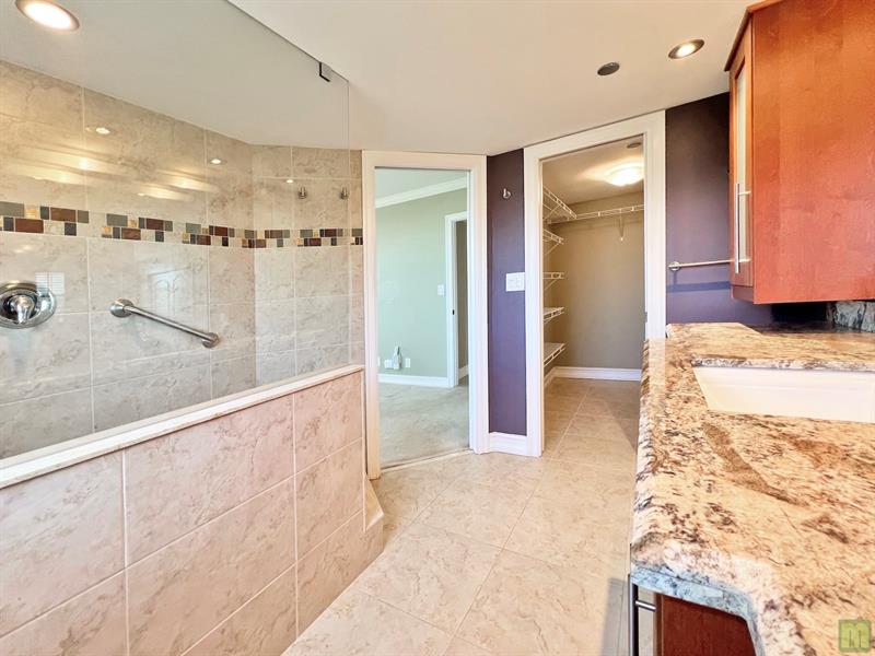 Image 40 of 66 For 3510 Oaks Way  601