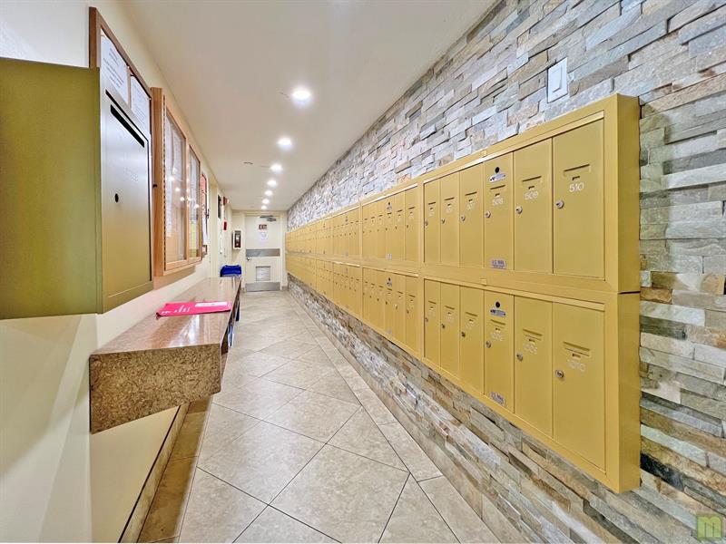 Image 7 of 66 For 3510 Oaks Way  601