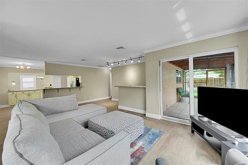 Image 5 of 38 For 351 42nd Ct  