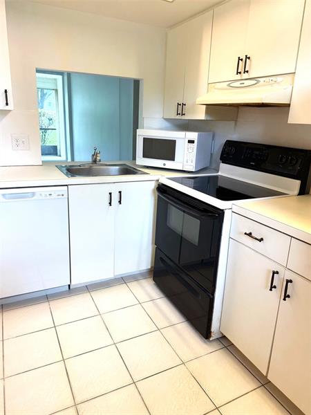 Image 4 of 10 For 115 Royal Park Dr  1g