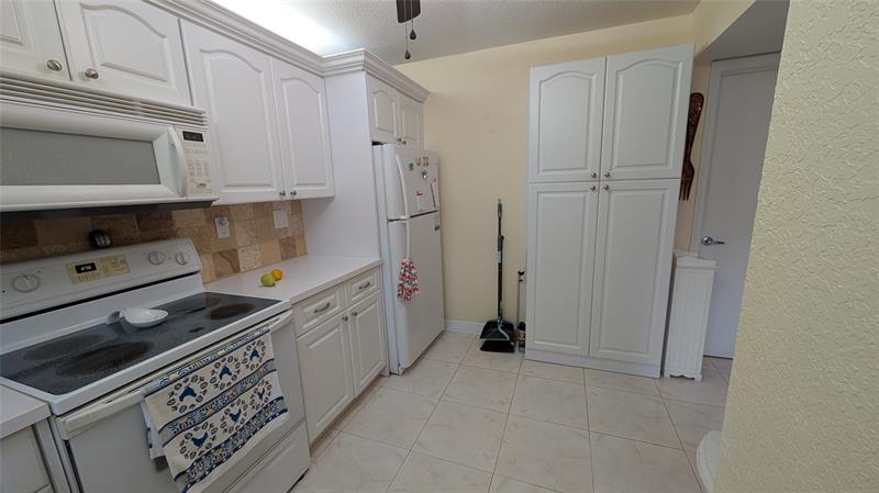 Image 6 of 9 For 9300 Hollybrook Lake Dr  106
