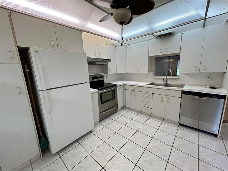 Image 20 of 37 For 2402 Antigua Cir  E1