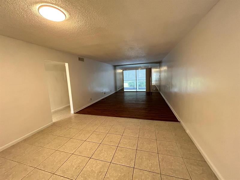 Image 22 of 37 For 2402 Antigua Cir  E1