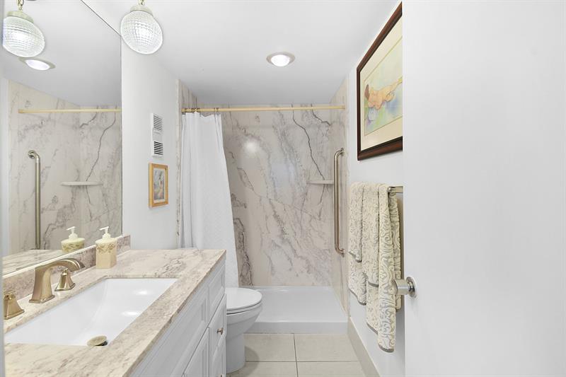 Image 10 of 32 For 3412 Causeway Blvd  103