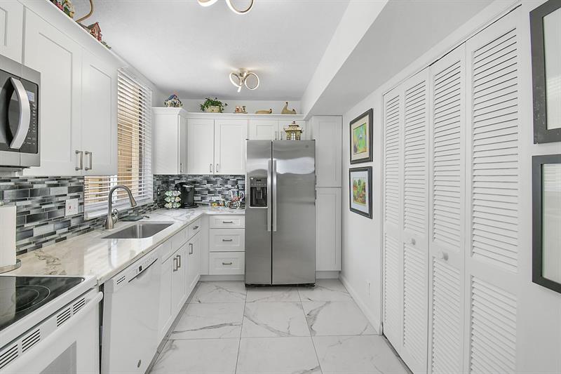 Image 11 of 32 For 3412 Causeway Blvd  103