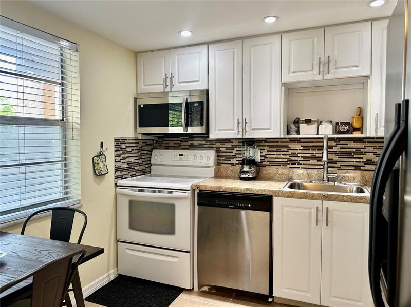 Image 4 of 17 For 1015 Country Club Dr  307