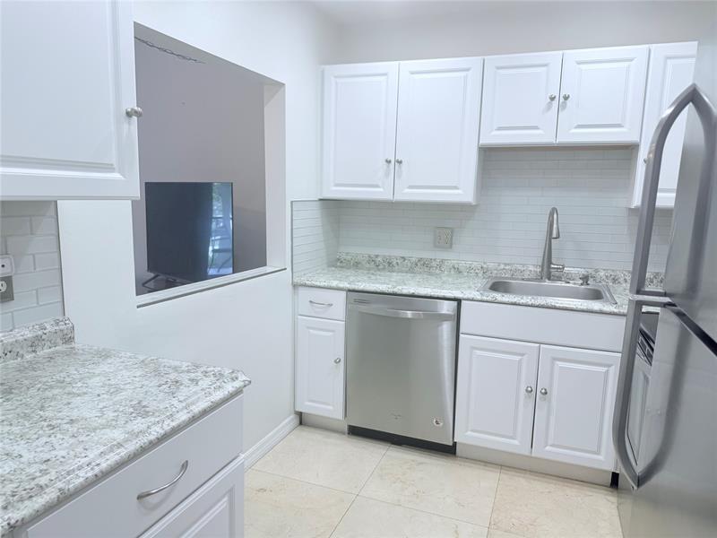 Image 11 of 42 For 251 Cypress Rd  120