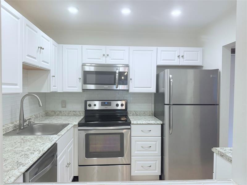 Image 9 of 42 For 251 Cypress Rd  120