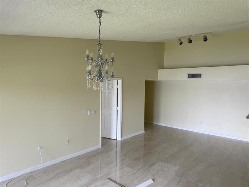 Image 12 of 34 For 5061 Wiles Rd  202
