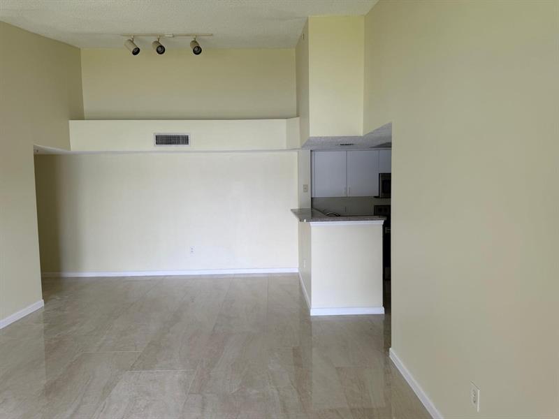 Image 13 of 34 For 5061 Wiles Rd  202