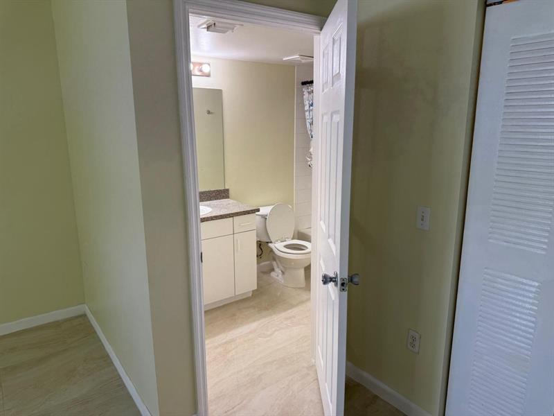 Image 17 of 34 For 5061 Wiles Rd  202