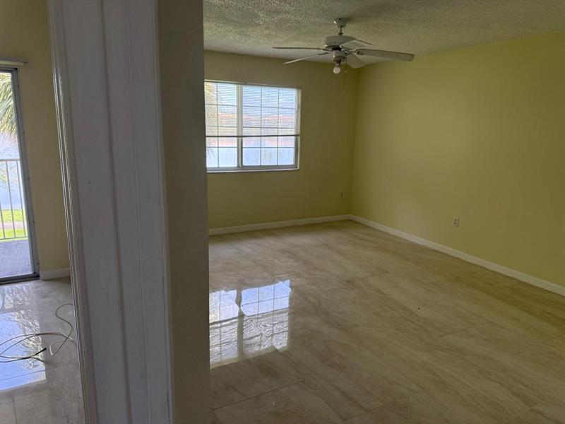 Image 18 of 34 For 5061 Wiles Rd  202