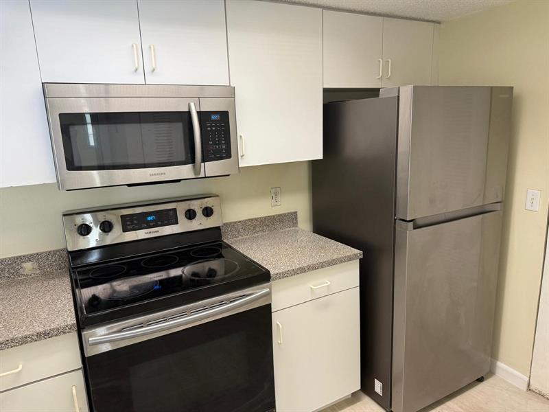 Image 23 of 34 For 5061 Wiles Rd  202