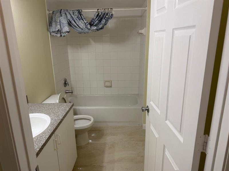Image 27 of 34 For 5061 Wiles Rd  202