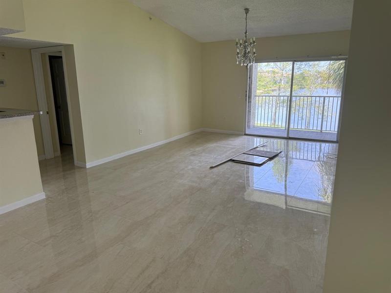 Image 8 of 34 For 5061 Wiles Rd  202
