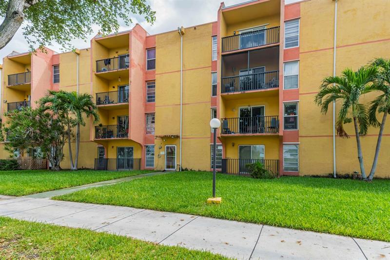 Image 28 of 31 For 4805 7th St  105-15