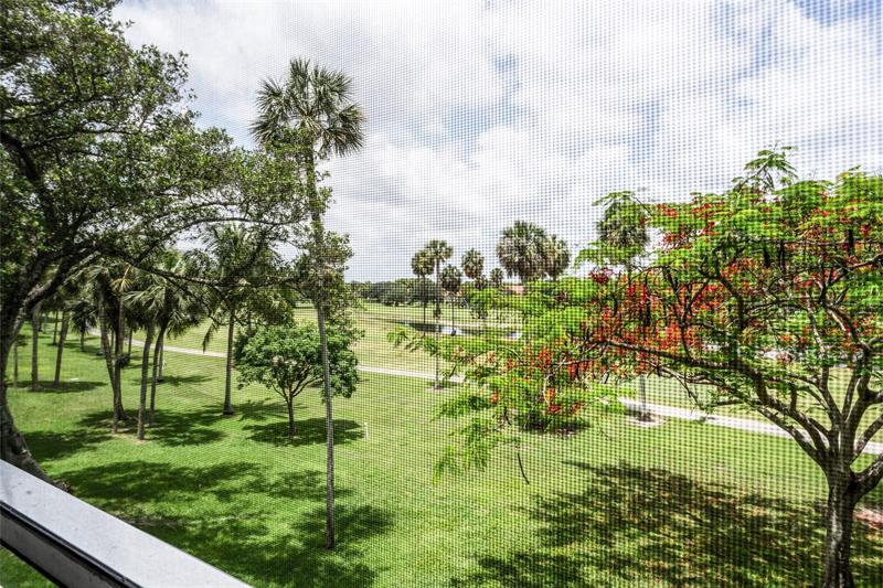 Image 12 of 32 For 3960 Oaks Clubhouse Dr  312