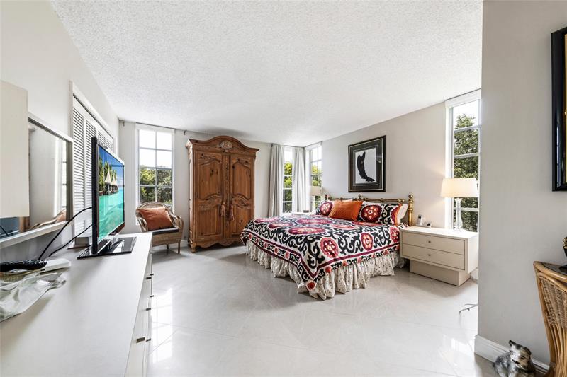 Image 17 of 32 For 3960 Oaks Clubhouse Dr  312