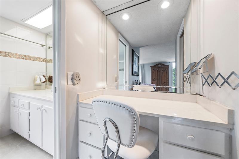Image 22 of 32 For 3960 Oaks Clubhouse Dr  312