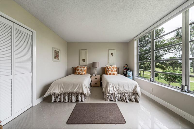 Image 25 of 32 For 3960 Oaks Clubhouse Dr  312