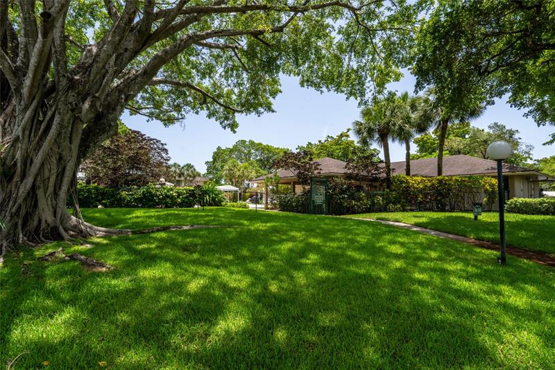 Image 27 of 32 For 3960 Oaks Clubhouse Dr  312