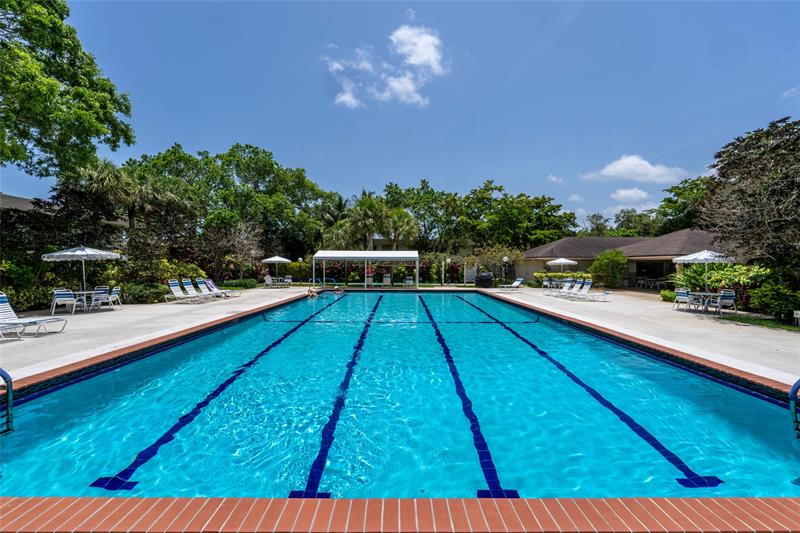 Image 29 of 32 For 3960 Oaks Clubhouse Dr  312