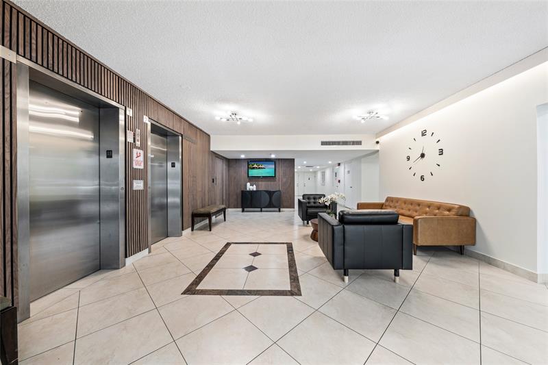 Image 30 of 32 For 3960 Oaks Clubhouse Dr  312