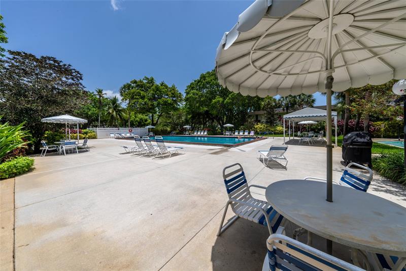 Image 31 of 32 For 3960 Oaks Clubhouse Dr  312