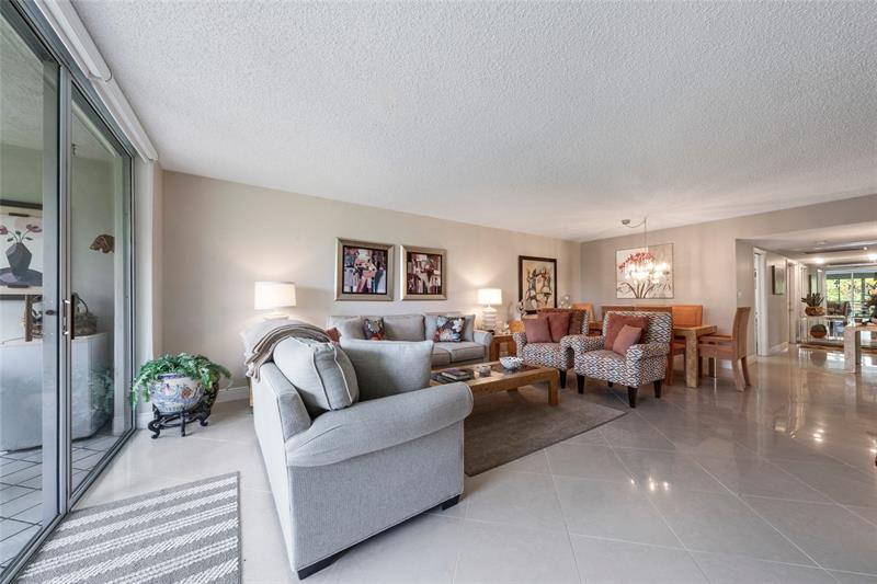 Image 7 of 32 For 3960 Oaks Clubhouse Dr  312