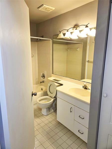 Image 11 of 18 For 922 Coral Club Dr  922