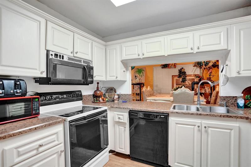 Image 15 of 48 For 251 Hemingway Cir  251