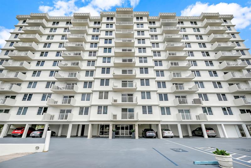 Image 13 of 59 For 3301 Ocean Blvd.  109