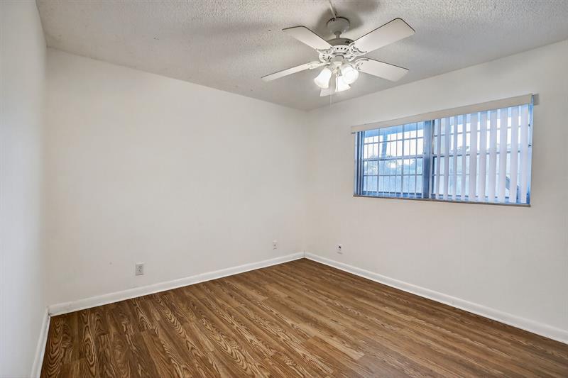 Image 16 of 30 For 3905 Nob Hill Rd  201