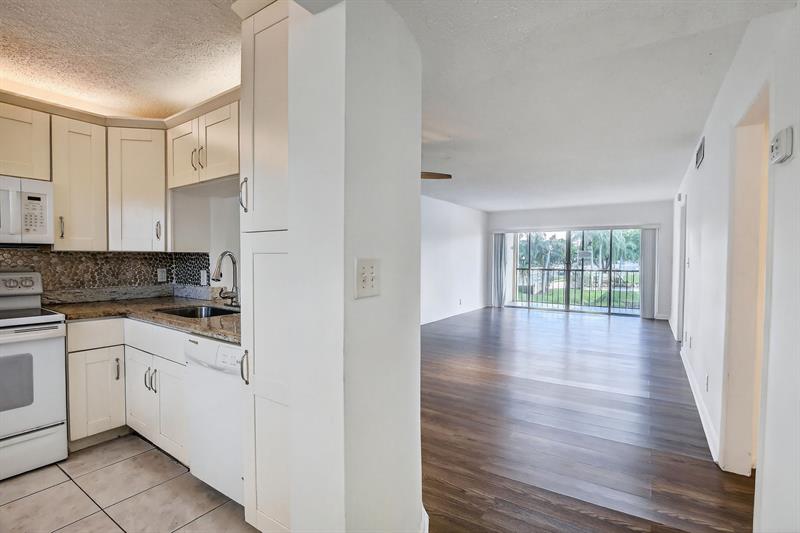 Image 3 of 30 For 3905 Nob Hill Rd  201