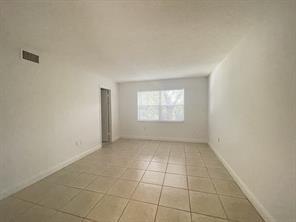 Image 8 of 14 For 4205 University Dr  311