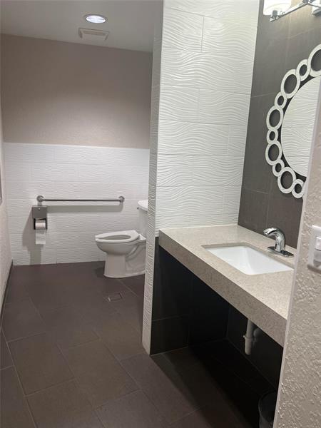 Image 24 of 29 For 1319 Hillsboro Blvd  609
