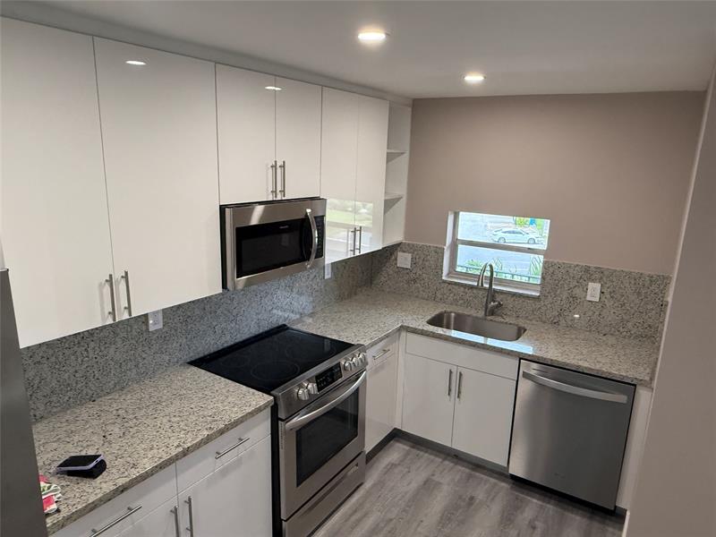 Image 5 of 69 For 8962 Hollybrook Blvd  308
