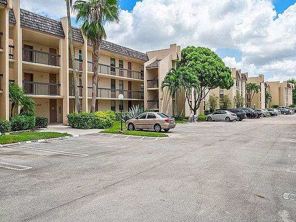 Image 3 of 32 For 8433 Forest Hills Dr  307