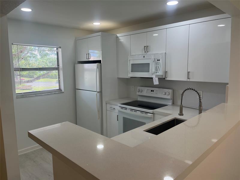 Image 20 of 28 For 6796 Palmetto Cir  202