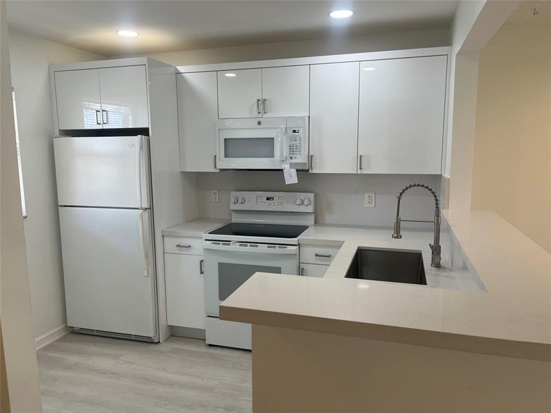 Image 21 of 28 For 6796 Palmetto Cir  202