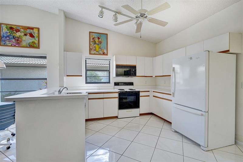 Image 17 of 33 For 8860 Boatswain Dr