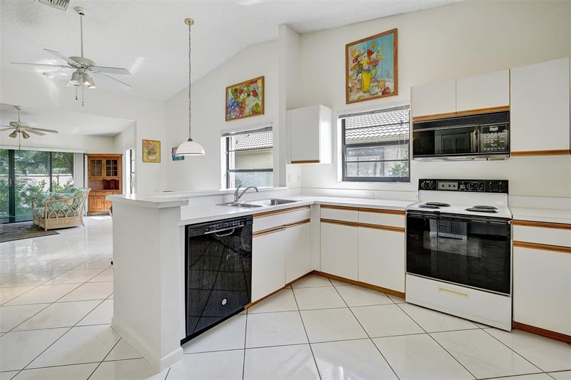 Image 18 of 33 For 8860 Boatswain Dr